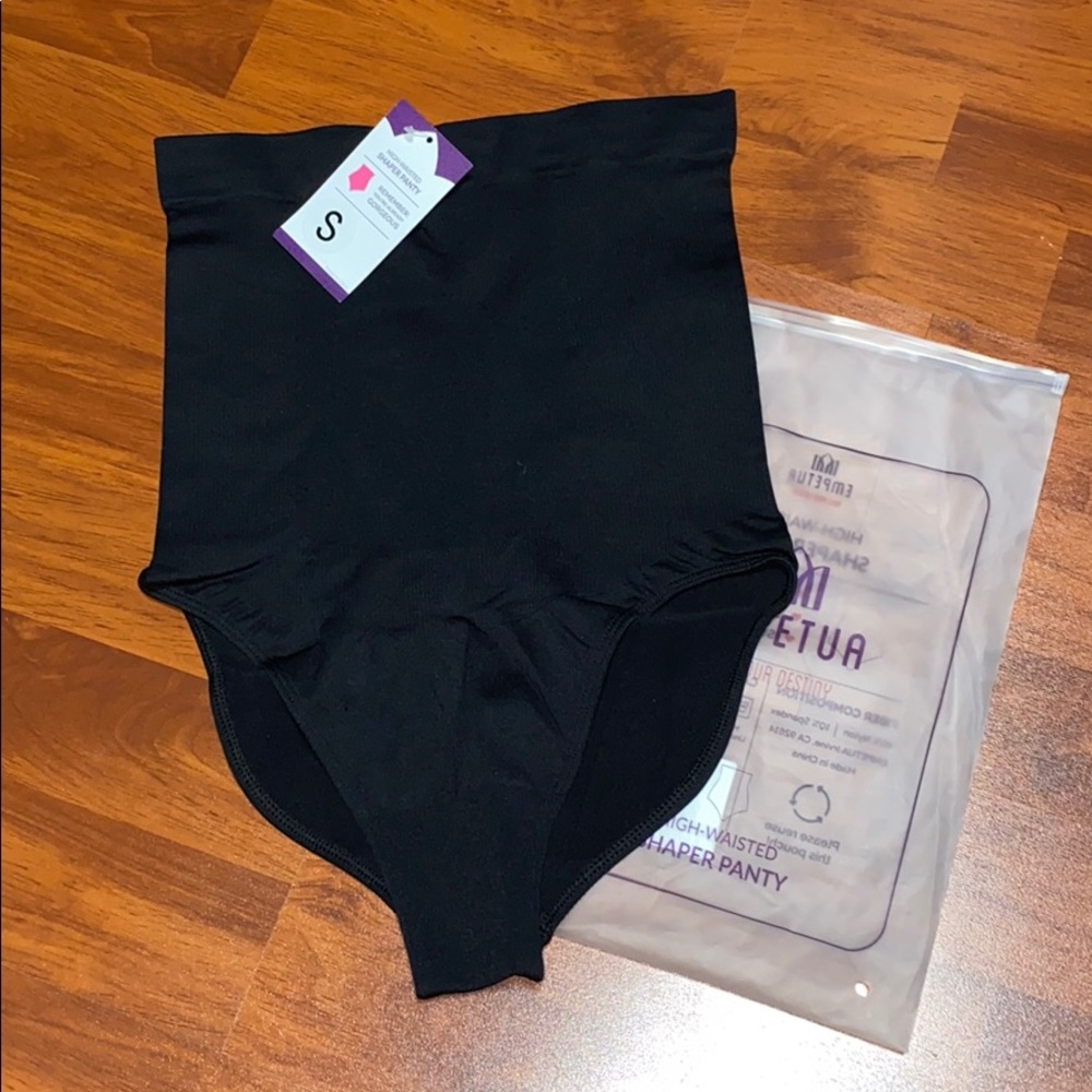 High waisted shaper panty. Black